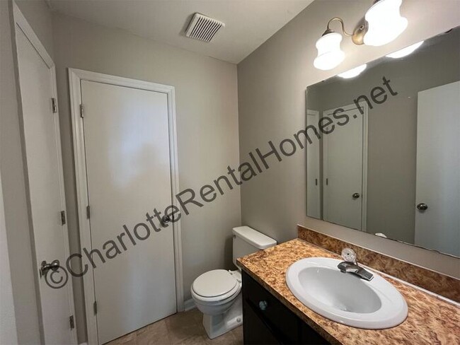 Foto del edificio - Nice 3 bedroom 1.5 bathroom home in Mint Hill