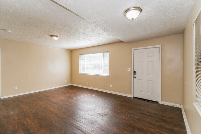 Building Photo - 3041 Detroit Cir N