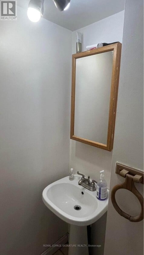 Building Photo - 50 Taunton Rd W