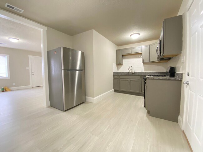 Building Photo - 3 Bedroom Home In Gary