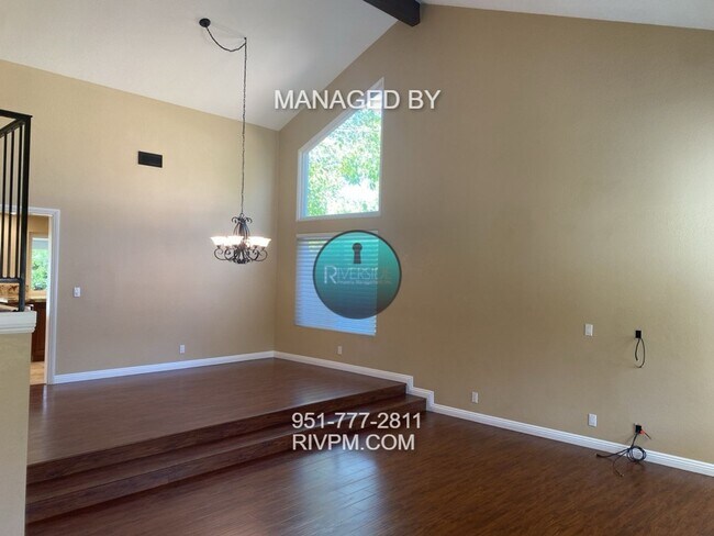 Foto del edificio - Beautiful 4-bedroom, 3-bathroom home located in the highly desirable Canyon Crest neighborhood.