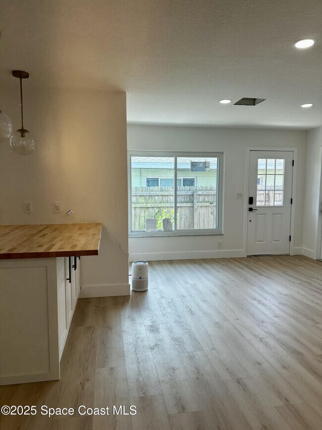 Foto del edificio - 219 N Brevard Ave
