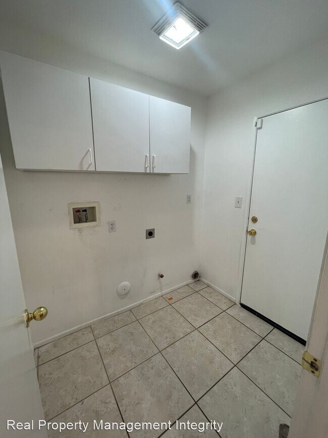 Building Photo - 5 br, 2 bath House - 121 Quartz Ln.