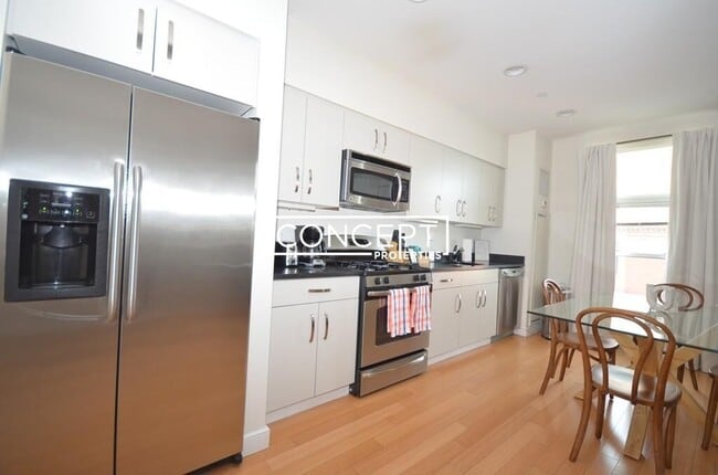 Building Photo - 601 Albany St