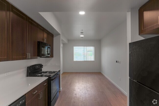 3 habitaciones, 2 baños - 1045 pies cuadrados - Sala de estar - Sango Court