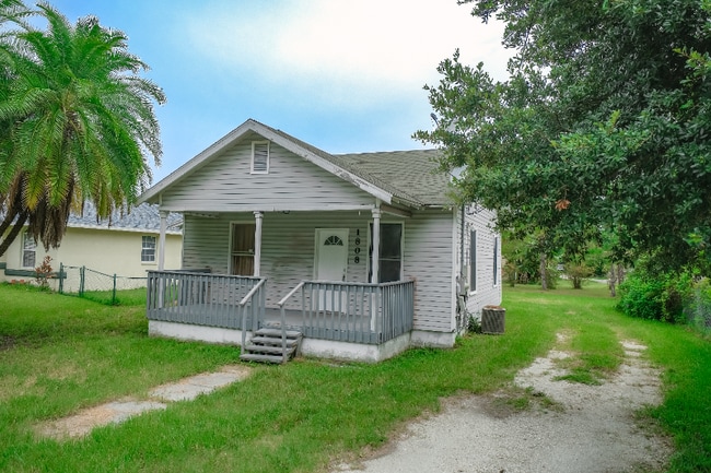 Photo - 1808 17th St E House