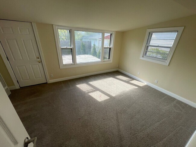 Building Photo - 3 Bedroom Single Family