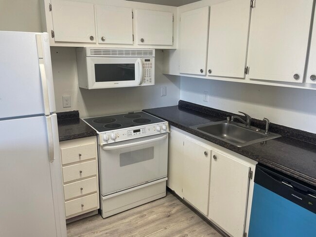 Building Photo - 400 Village Green Cir W