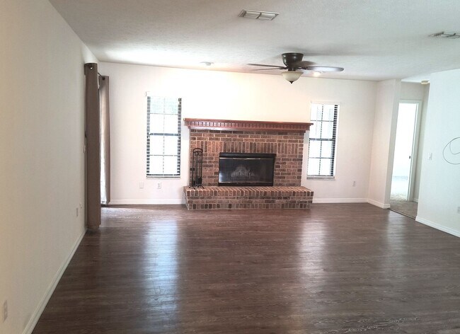 Foto del edificio - Large 3 bedroom 2 bath home for rent
