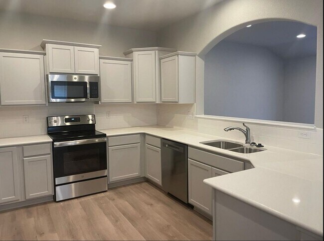Building Photo - Newer and Spacious 3 Bedroom Townhome