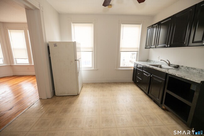 Foto del edificio - 473 Howard Ave