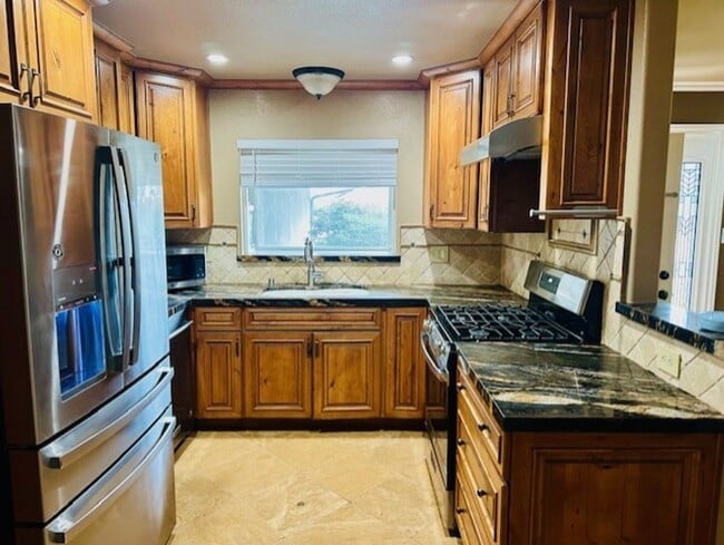 Building Photo - Move right in! This is an ideal home, gorg...