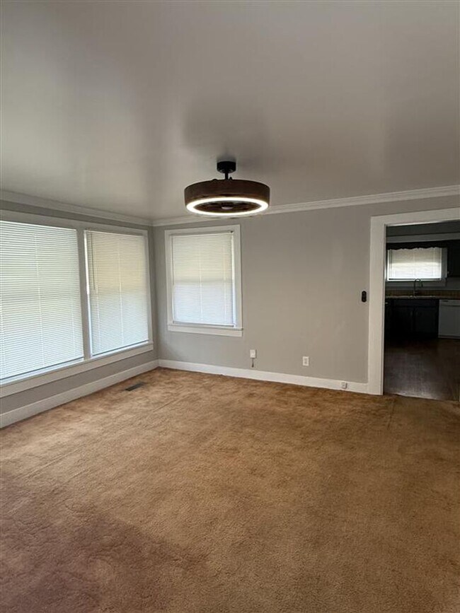 Foto del edificio - FIRST FULL MONTH RENT FREE