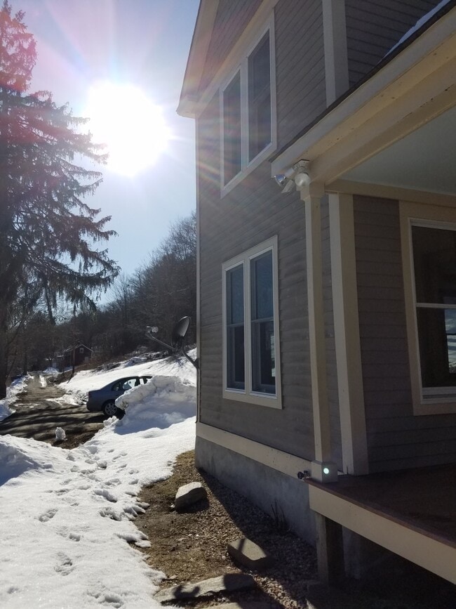 Foto del edificio - 143 Railroad Ave