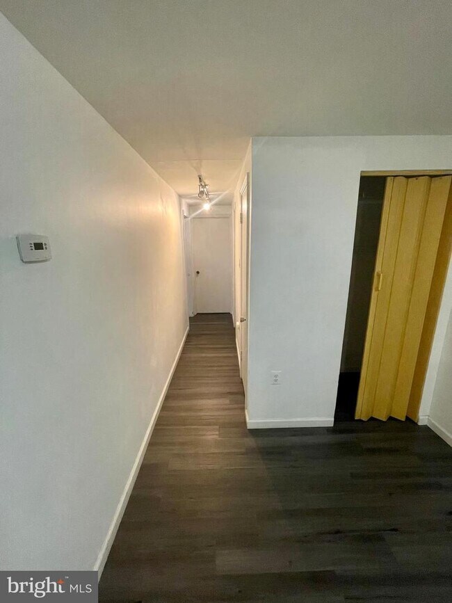 Foto del edificio - 5915 Mayflower Ct