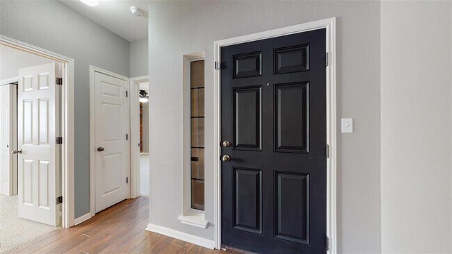 Foto del edificio - 221 Creek Ridge Ln