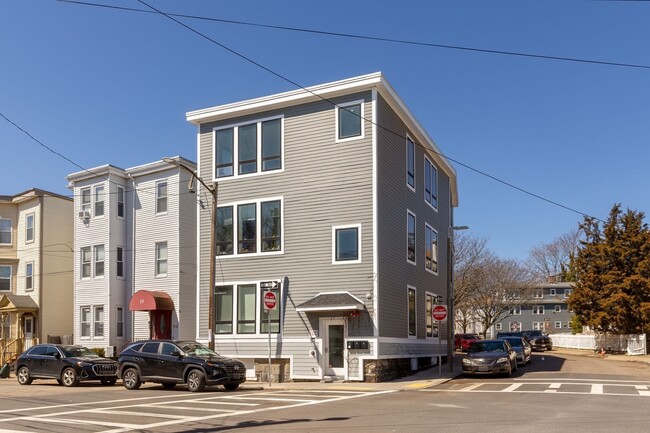 Building Photo - 17 Chestnut Ave