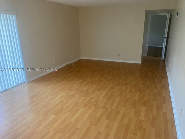 Foto del edificio - 335 W Laurel Dr