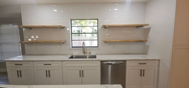 Foto del edificio - 5802 N Suwanee Ave
