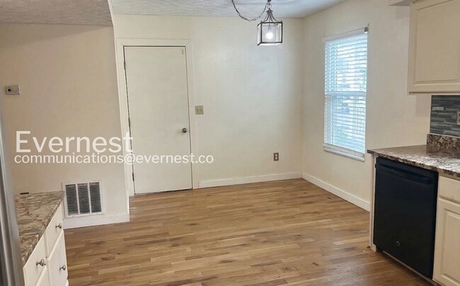 Building Photo - 4 Bed/2.5 Bath Home with Garage / Pet-Friendly / Vouchers Accepted / Available Now!