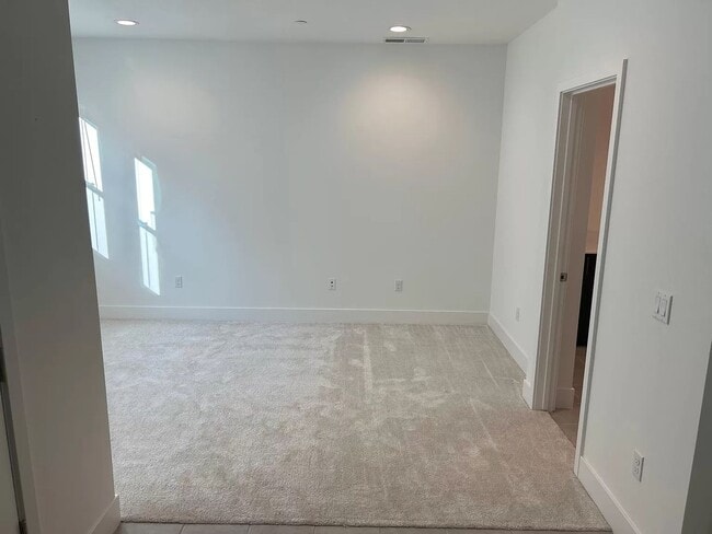 Building Photo - 423 Semillon Ln