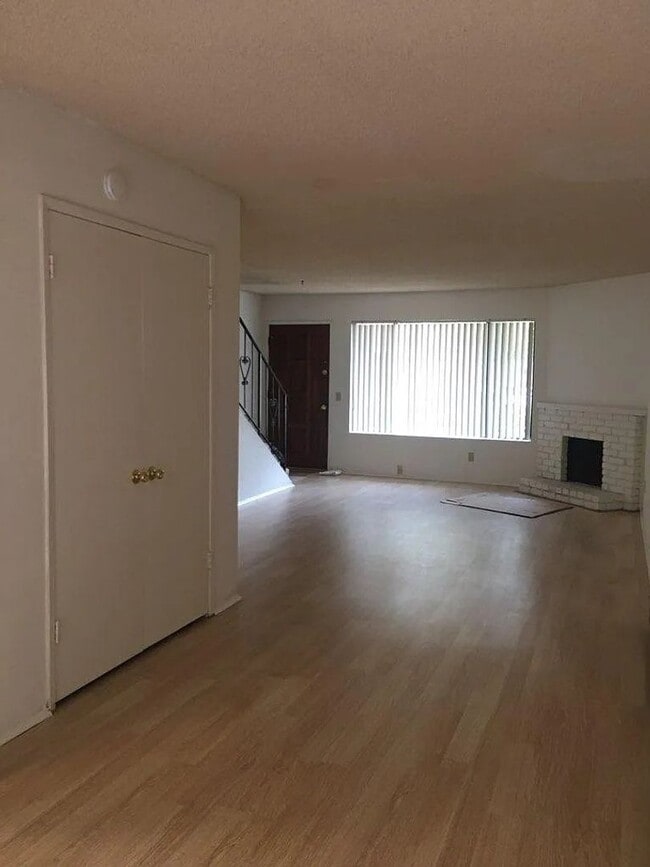 Foto del edificio - 10267 Black Mountain Rd