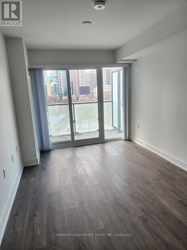 Photo du bâtiment - 575-575 Bloor St E