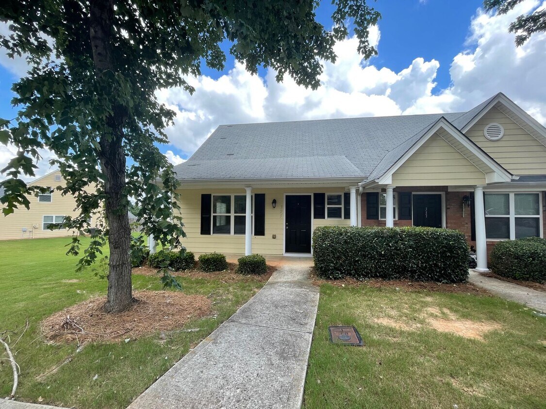 Foto principal - Pre-Leasing for August 2026 WITH FENCED IN YARD!