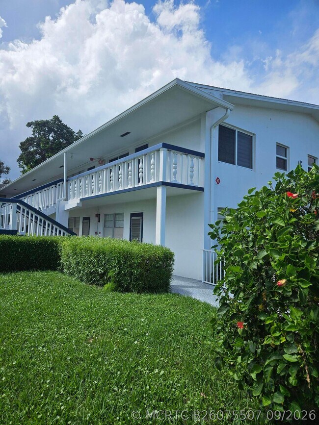 Foto del edificio - 120 Westbury E