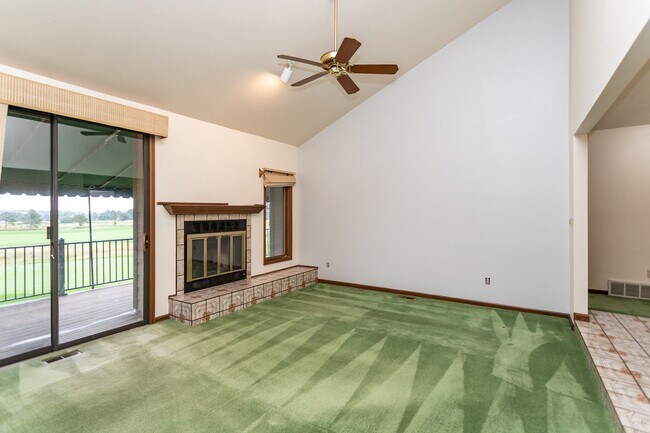 Building Photo - Vintage Charm with Golf Course Views!!!