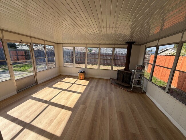 Foto del edificio - 3 Bed 1 Bath Single Family Home In Pittsburg (Newly Remodeled)