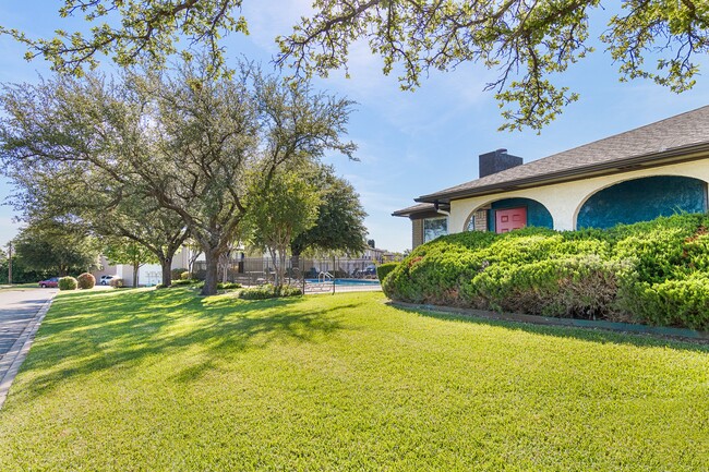 Building Photo - Heritage Square