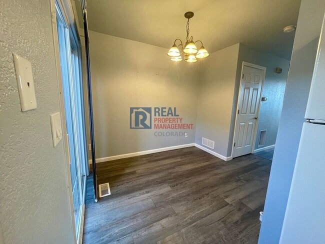 Building Photo - 805 Summer Dr