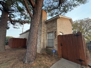 Building Photo - 2002 Minnie Dr