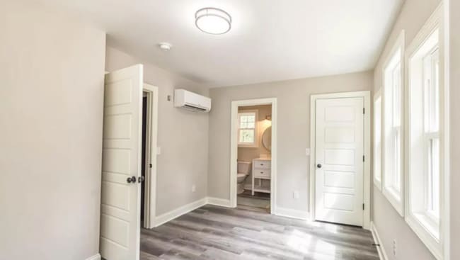 Photo - CASTLEY HAYNE - Charming Craftsman style bungalow! House