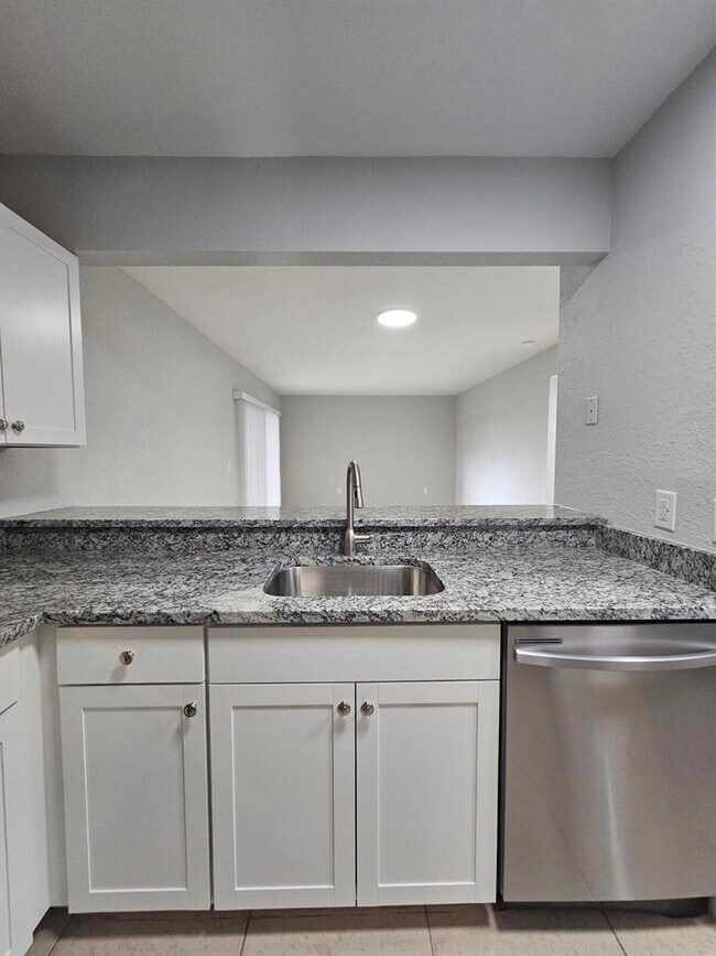 Foto del edificio - 1545 Lake Crystal Dr