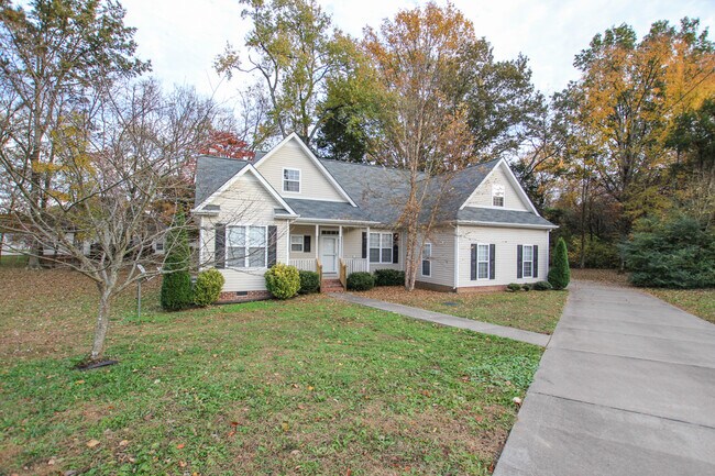 Building Photo - Main level living in Murfreesboro!