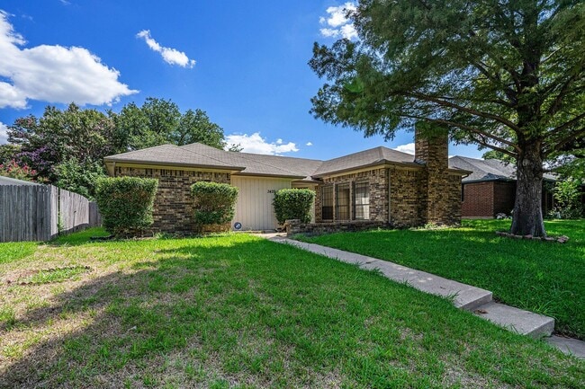 Building Photo - Handsome, Brick Home in Rowlett