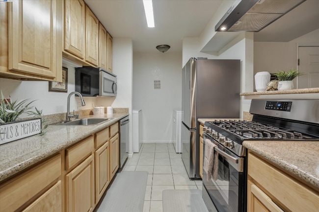 Building Photo - 1101 Lakeview Cir