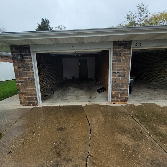 Building Photo - 501 Simon Dr