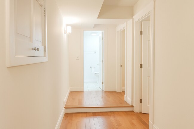 Foto del edificio - Large 3-Bed, 2-Bath Apartment in Brighton