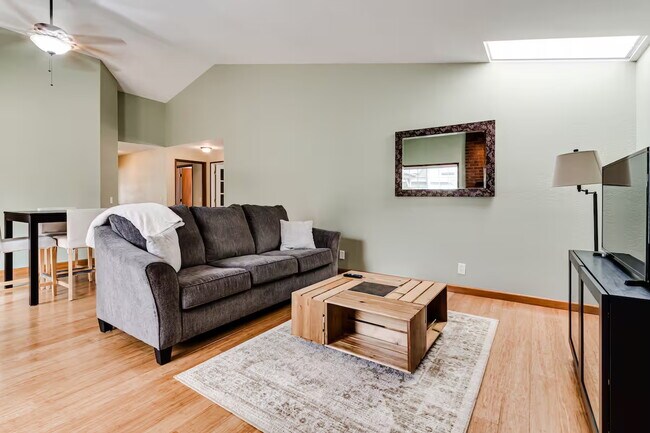 Foto del edificio - 2644 Willona Dr