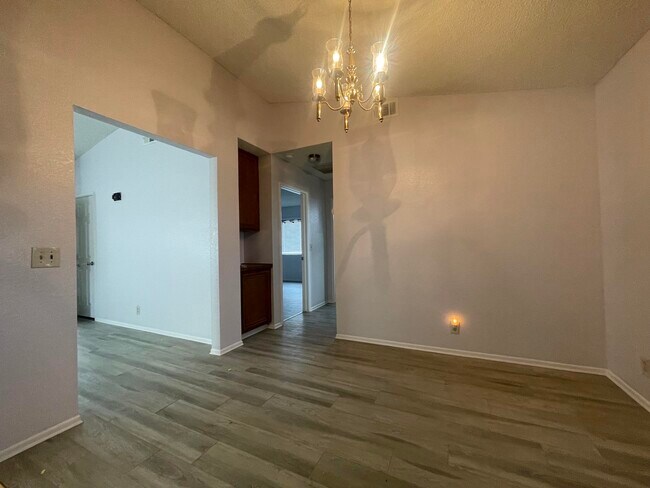 Building Photo - 2511 Emerald Ln