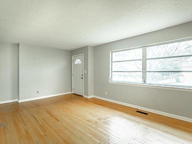 Building Photo - Three Bedroom Two Bathroom House For Rent