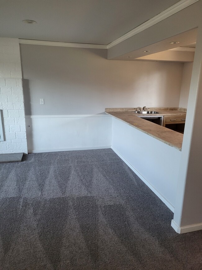 Building Photo - Rental