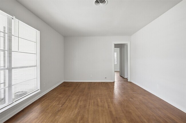 Foto del edificio - 5622 Woodgreen St