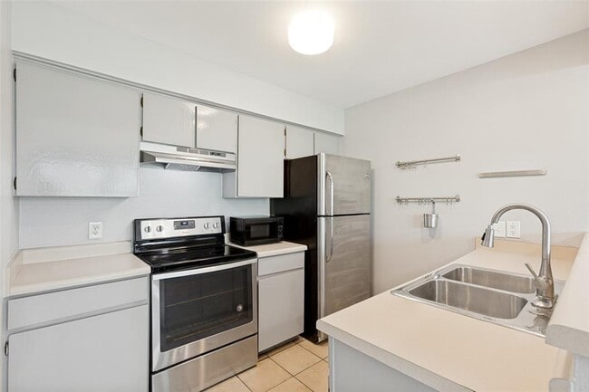Building Photo - 6910 Hart Ln