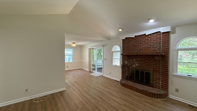 Building Photo - Newly Refreshed Rambler in Convenient Loca...