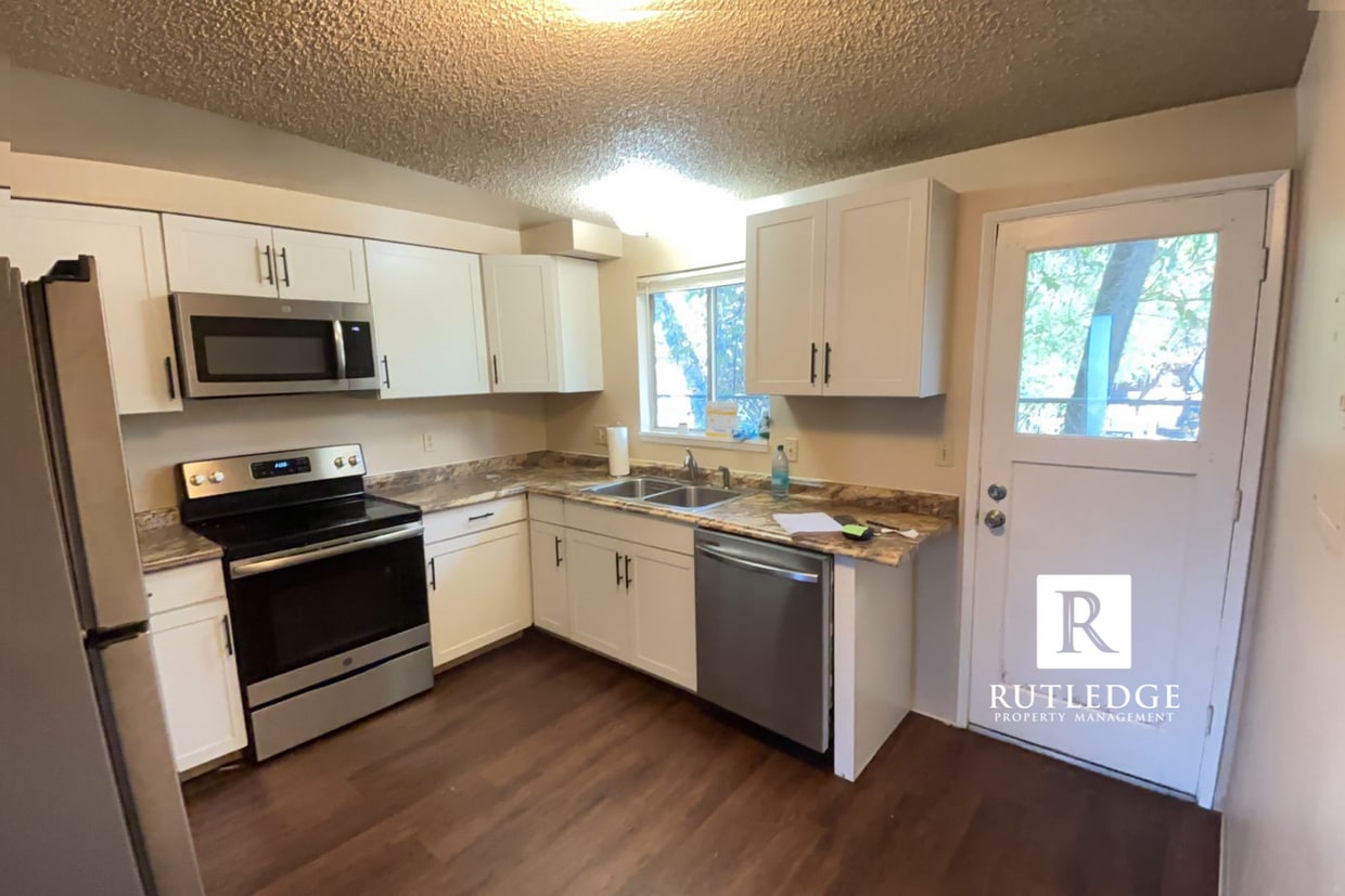 Foto principal - Charming Single Level Apartment in East Me...