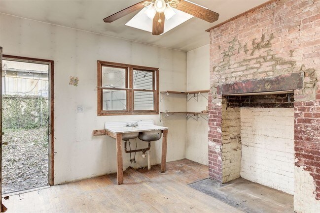 Interior Photo - 139 E 150th St